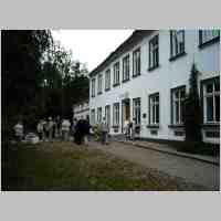 905-1372 Ostpreussenreise 2004. Das mit deutschen Mitteln renovierte Stallmeister-haus, das heute als Schule genutzt wird..jpg